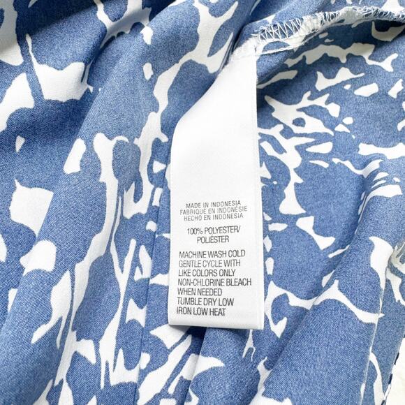 IZOD Blue & White Floral Print Satin Short Sleeve Top Blouse size Small - Picture 7 of 8